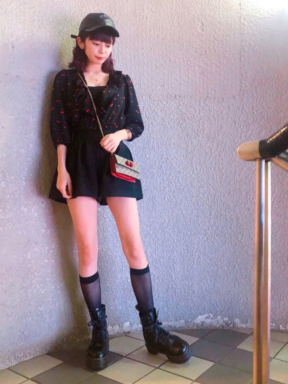 「lilLilly、リルリリー、LILICIOUS、リリシャス、チェリー、チェリー柄、カシュクール、ショートパンツ、Dr.Martens、GUCCI」｜「lilLillyのチェリーカシュクールブラウス（シャツ/ブラウス、ブラック系）」を使った、mayuさん（レディース・160cm）の春コーディネートの1枚目の写真