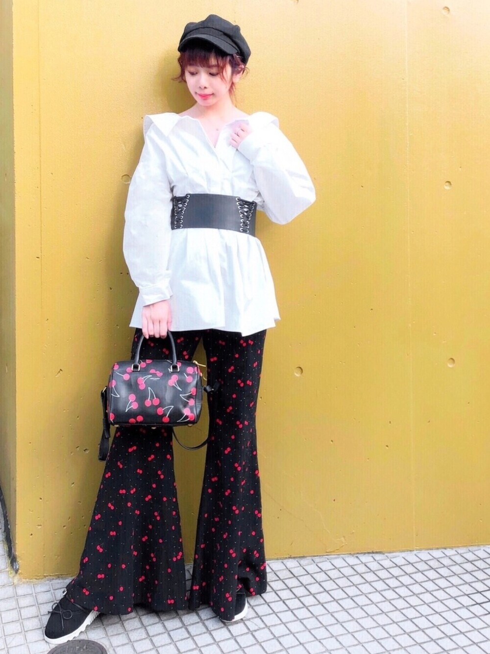 「lilLilly、リルリリー、LILICIOUS、リリシャス、チェリー柄、フレアパンツ、白シャツ、シャツドレス、saint laurent paris、ウエストマーク」｜「lilLillyのチェリーフレアパンツ（その他パンツ、ブラック系）」を使った、mayuさん（レディース・160cm）の春コーディネートの1枚目の写真