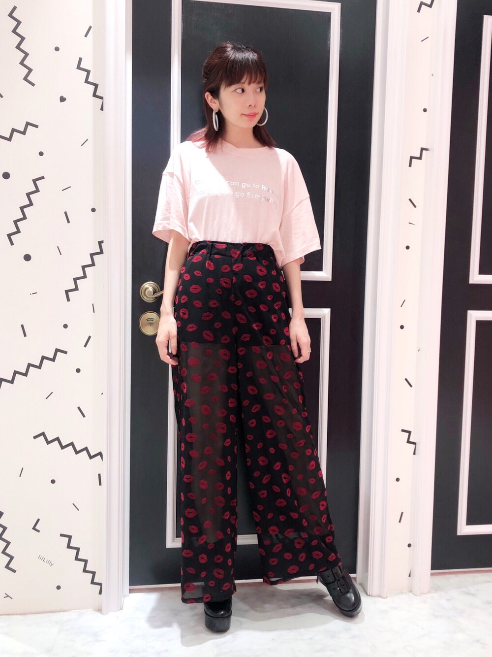 「lilLilly、リルリリー、LILICIOUS、リリシャス、リップ柄、ビックT、ピンクTシャツ、ファーミュール、カラーTシャツ、フープピアス」｜「lilLillyのオーバーサイズメタリックロゴTシャツ（Tシャツ/カットソー、ピンク系）」を使った、mayuさん（レディース・160cm）の春コーディネートの1枚目の写真