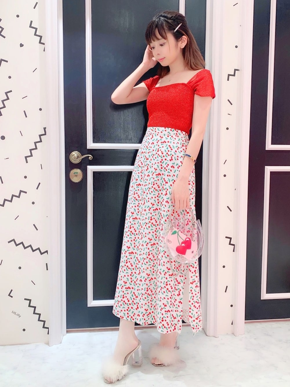 レッド系のTシャツ/カットソー、その他のショルダーバッグ、ホワイト系のサンダルを着用したレディースの夏コーディネートの1枚目の写真