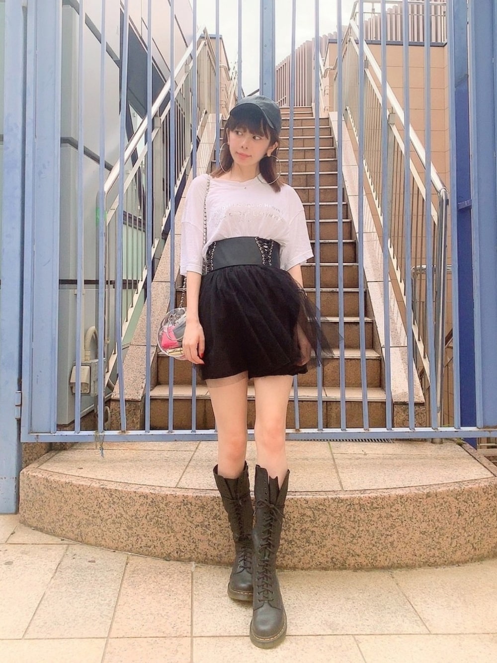 「lilLilly、リルリリー、LILICIOUS、リリシャス、フープピアス、ロングブーツ、オーバーサイズ、キャップコーデ、Dr.Martens、モノトーンコーデ」｜「lilLillyのオーバーサイズメタリックロゴTシャツ（Tシャツ/カットソー、ホワイト系）」を使った、mayuさん（レディース・160cm）の夏コーディネートの1枚目の写真