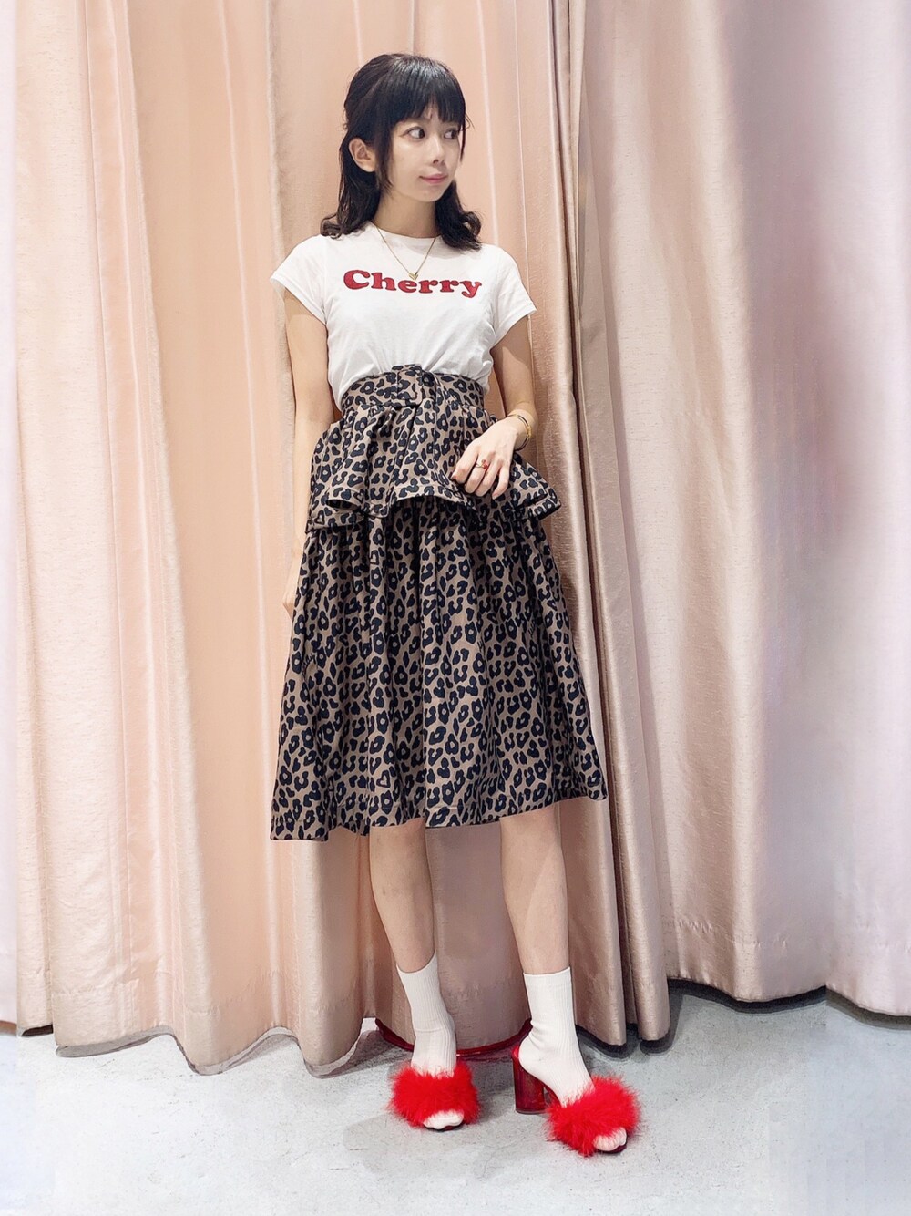 「lilLilly、リルリリー、ファーミュール、Tシャツ、白T、レオパード柄、ヒョウ柄スカート、ファーサンダル、レオパード、秋コーデ」｜「lilLillyのCherryプリントTシャツ（Tシャツ/カットソー、ホワイト系）」を使った、mayuさん（レディース・160cm）の秋コーディネートの1枚目の写真