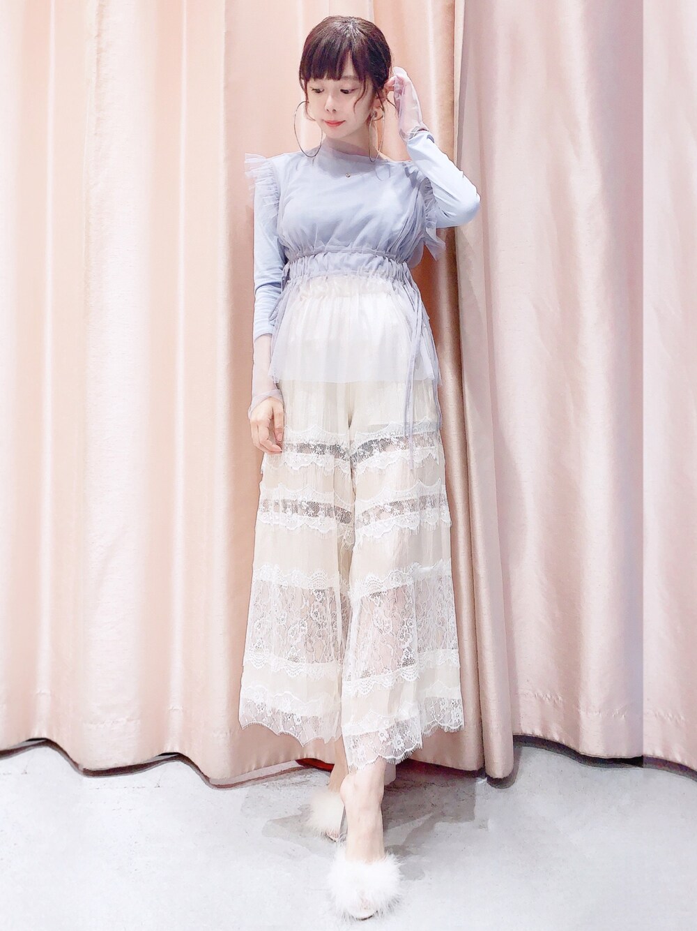 「lilLilly、リルリリー、blue、チュールトップス、レイヤードスタイル、レースパンツ、サテンパンツ、スタッフセンバツ、ファーミュール、ファーサンダル」｜「lilLillyのサテンレースパンツ（その他パンツ、ベージュ系）」を使った、mayuさん（レディース・160cm）の秋コーディネートの1枚目の写真