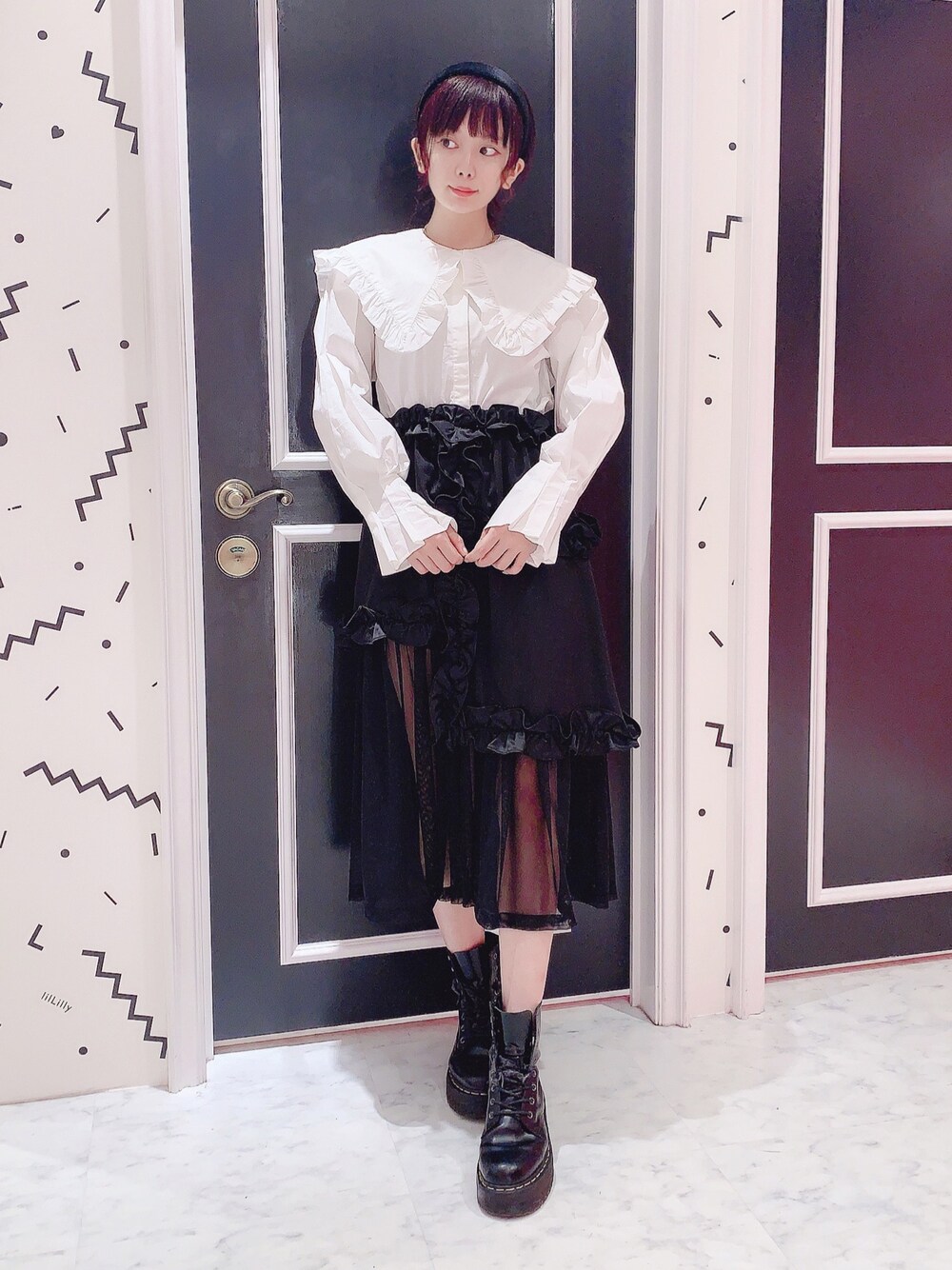 「lilLilly、リルリリー、フリルスカート、ロングスカート、モノトーンコーデ、Dr.Martens、カチューシャ、ブラウス、白ブラウス、ブラック」｜「lilLillyのフリルスカート（スカート、ブラック系）」を使った、mayuさん（レディース・160cm）の秋コーディネートの1枚目の写真