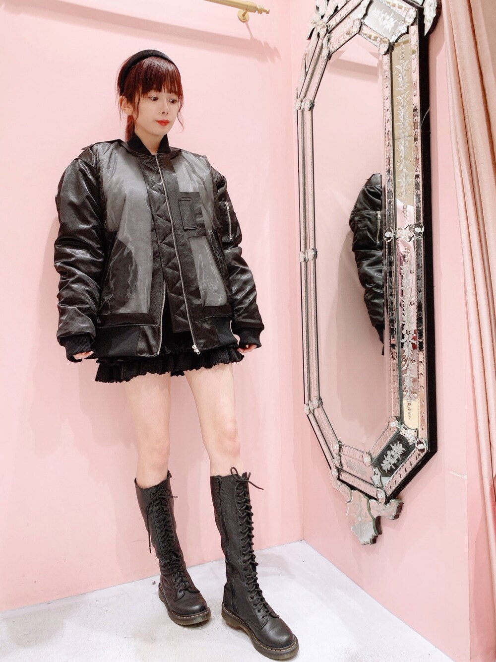 「lilLilly、リルリリー、MA-1、ビックシルエット、ビックMA-1、オーバーサイズ、ロングブーツ、Dr.Martens、オールブラック、シースルー」｜「lilLillyのシースルーMA-1ジャケット（MA-1、ブラック系）」を使った、mayuさん（レディース・160cm）の冬コーディネートの1枚目の写真