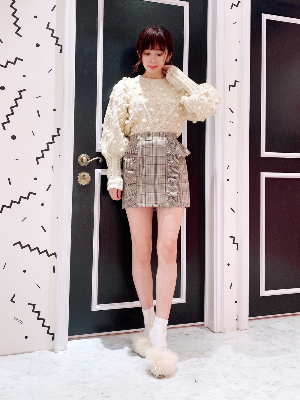 「lilLilly、リルリリー、チェックスカート、白ニット、ニットプルオーバー、ポンポンニット、ミニスカート、チェックミニスカート、ファーミュール、ニットコーデ」｜「lilLillyのpompomニットプルオーバー（ニット/セーター、ホワイト系）」を使った、mayuさん（レディース・160cm）の冬コーディネートの1枚目の写真
