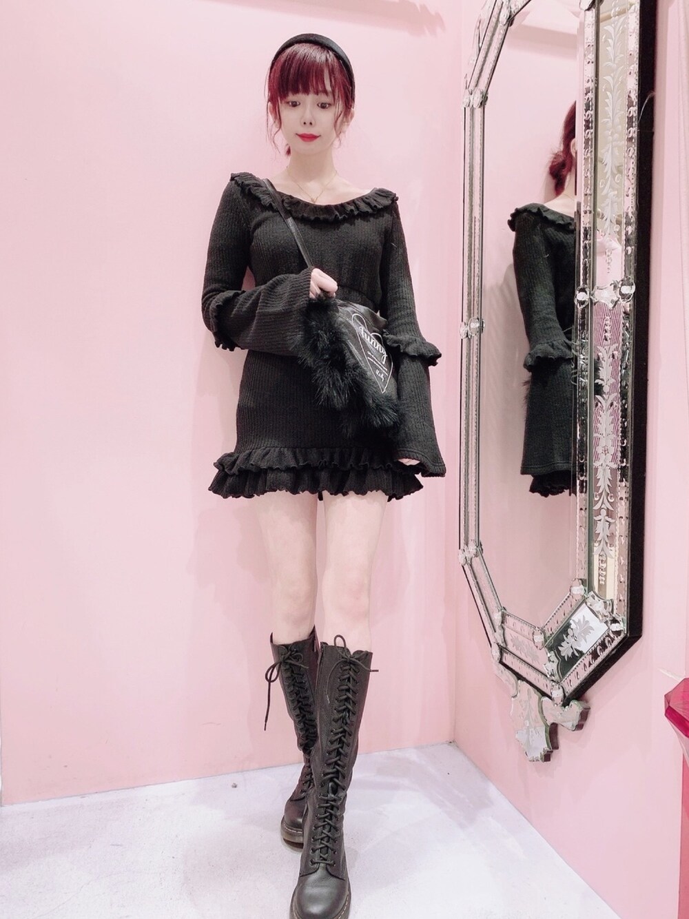 「lilLilly、リルリリー、LILICIOUS、リリシャス、ALLBLACK、ブラックコーデ、ニットワンピース、ニットワンピ、ミニワンピ、Dr.Martens」｜「lilLillyのフリルニットミニワンピース（ワンピース、ブラック系）」を使った、mayuさん（レディース・160cm）の冬コーディネートの1枚目の写真