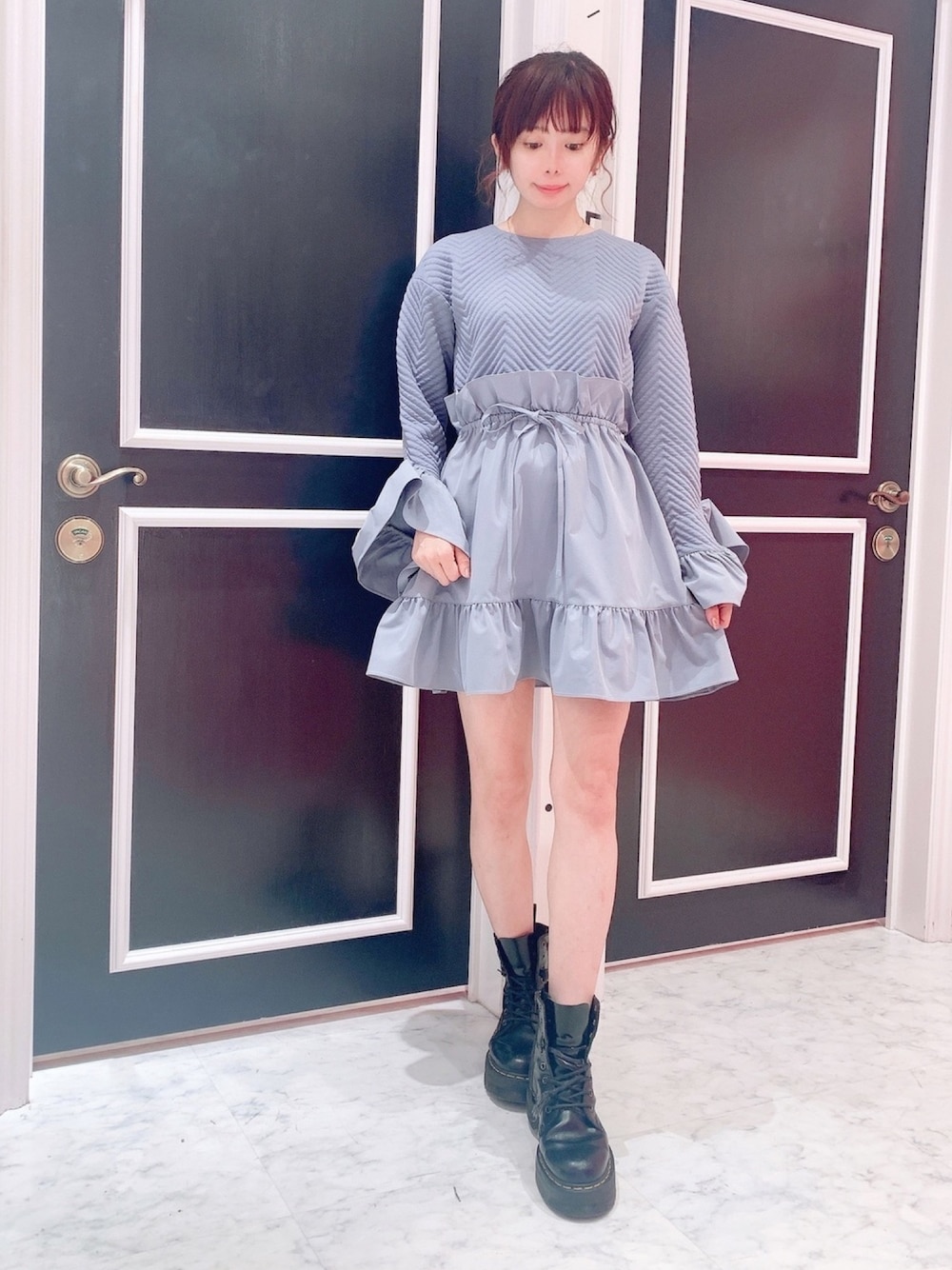 「lilLilly、リルリリー、ワンピース、ミニワンピ、コンビネーション、ブルーコーデ、blue、ワンピーススタイル、黒ブーツ、Dr.Martens」｜「lilLillyのコンビネーションミニワンピース（ワンピース、ブルー系）」を使った、mayuさん（レディース・160cm）の冬コーディネートの1枚目の写真