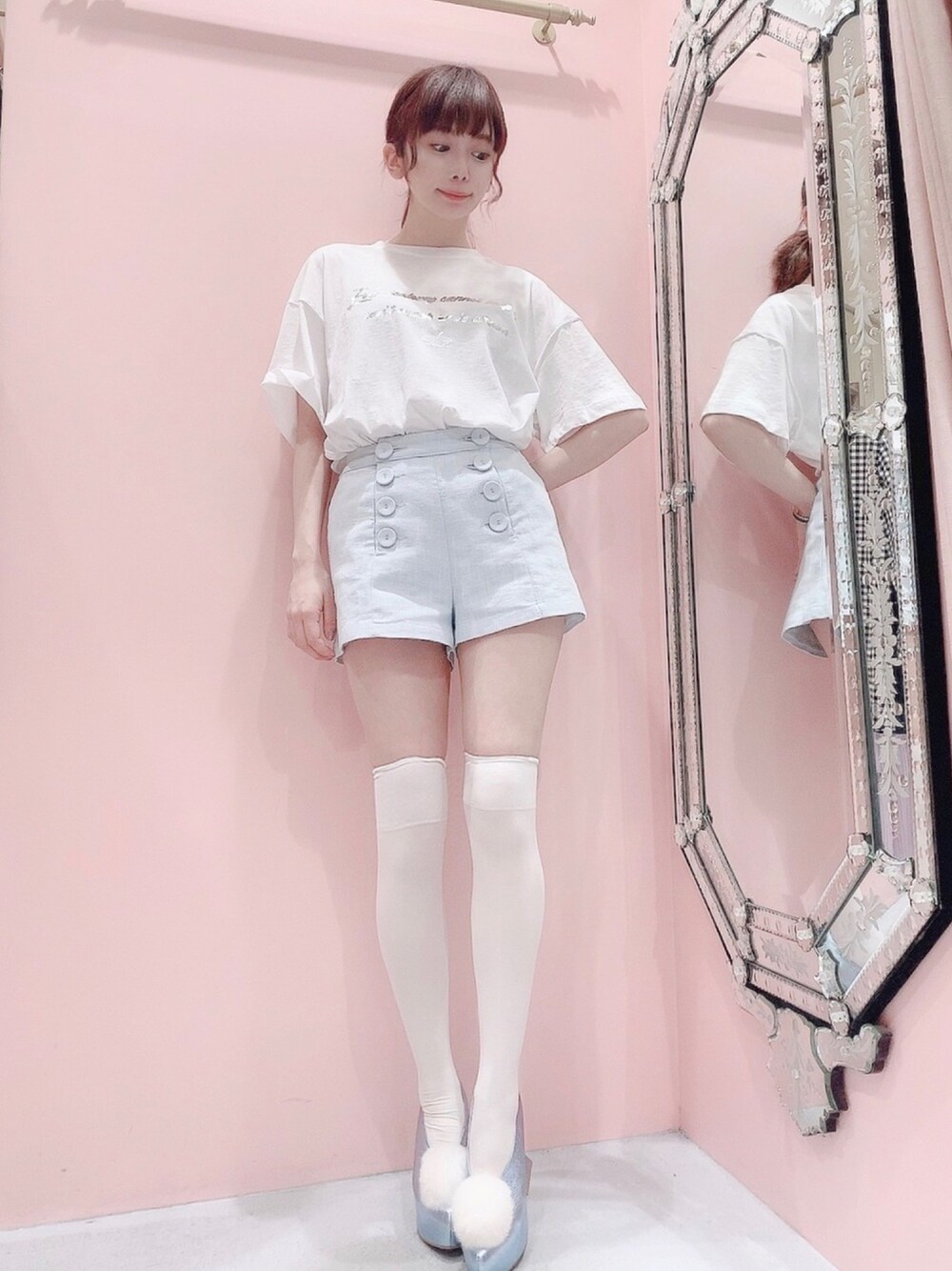 「lilLilly、リルリリー、LILICIOUS、リリシャス、リネン、ショートパンツ、白Tシャツ、パステルカラー、ショートパンツスタイル、ニーハイソックス」｜「lilLillyのメタリックプリントTシャツ（トップス、ホワイト系）」を使った、mayuさん（レディース・160cm）の冬コーディネートの1枚目の写真