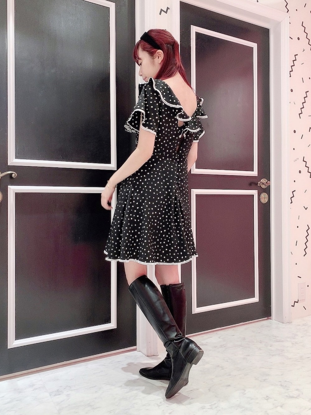 「lilLilly、リルリリー、ドット柄、ミニワンピ、フリルワンピース、バッククロス、ロングブーツ、カチューシャ、ALLBLACK、アニマル」｜「lilLillyのアニマルドットワンピース（ワンピース、ブラック系）」を使った、mayuさん（レディース・160cm）の春コーディネートの1枚目の写真