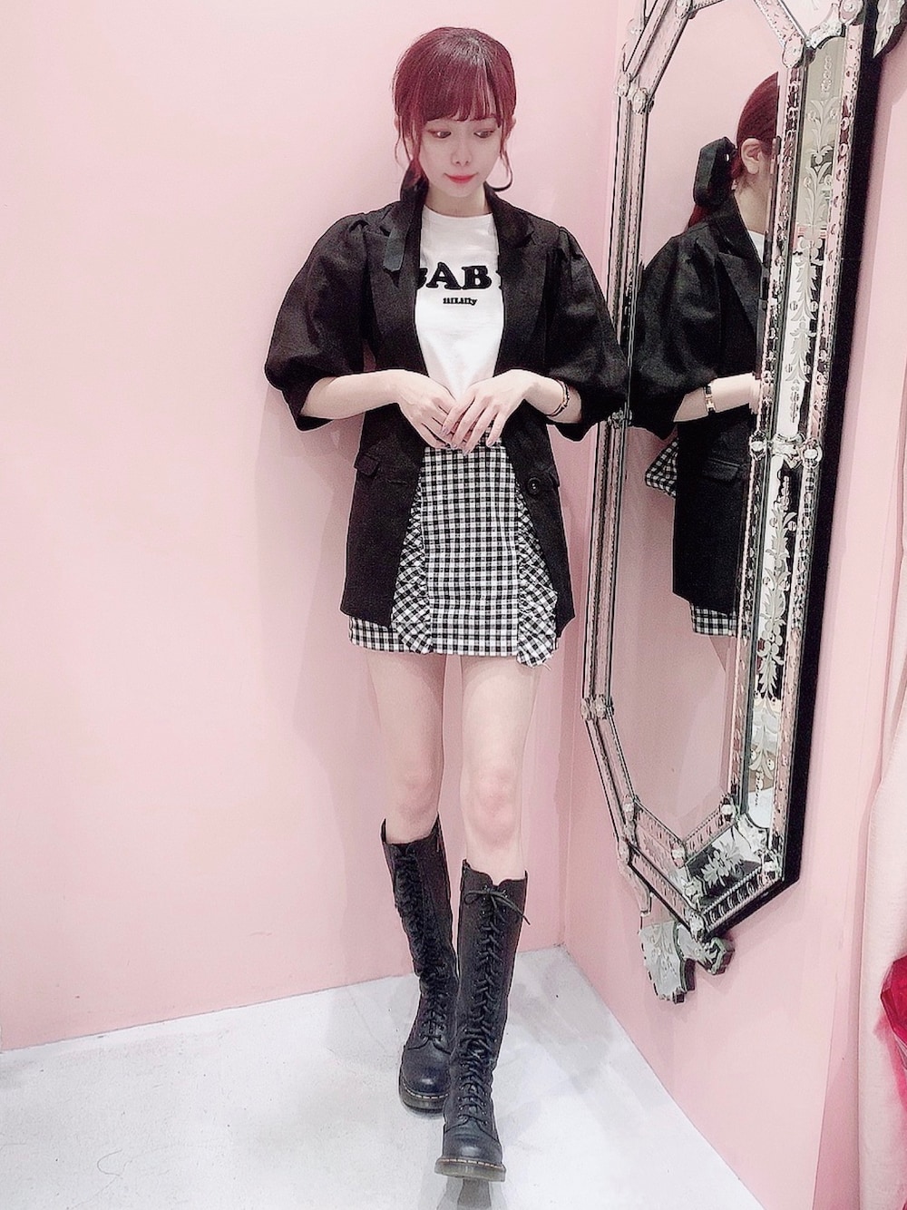「lilLilly、リルリリー、リネンジャケット、春アウター、チェックスカート、ミニスカート、ギンガムチェック、白Tシャツ、ロングブーツ、モノトーンコーデ」｜「lilLillyのバックリボンリネンジャケット（テーラードジャケット、ブラック系）」を使った、mayuさん（レディース・160cm）の春コーディネートの1枚目の写真