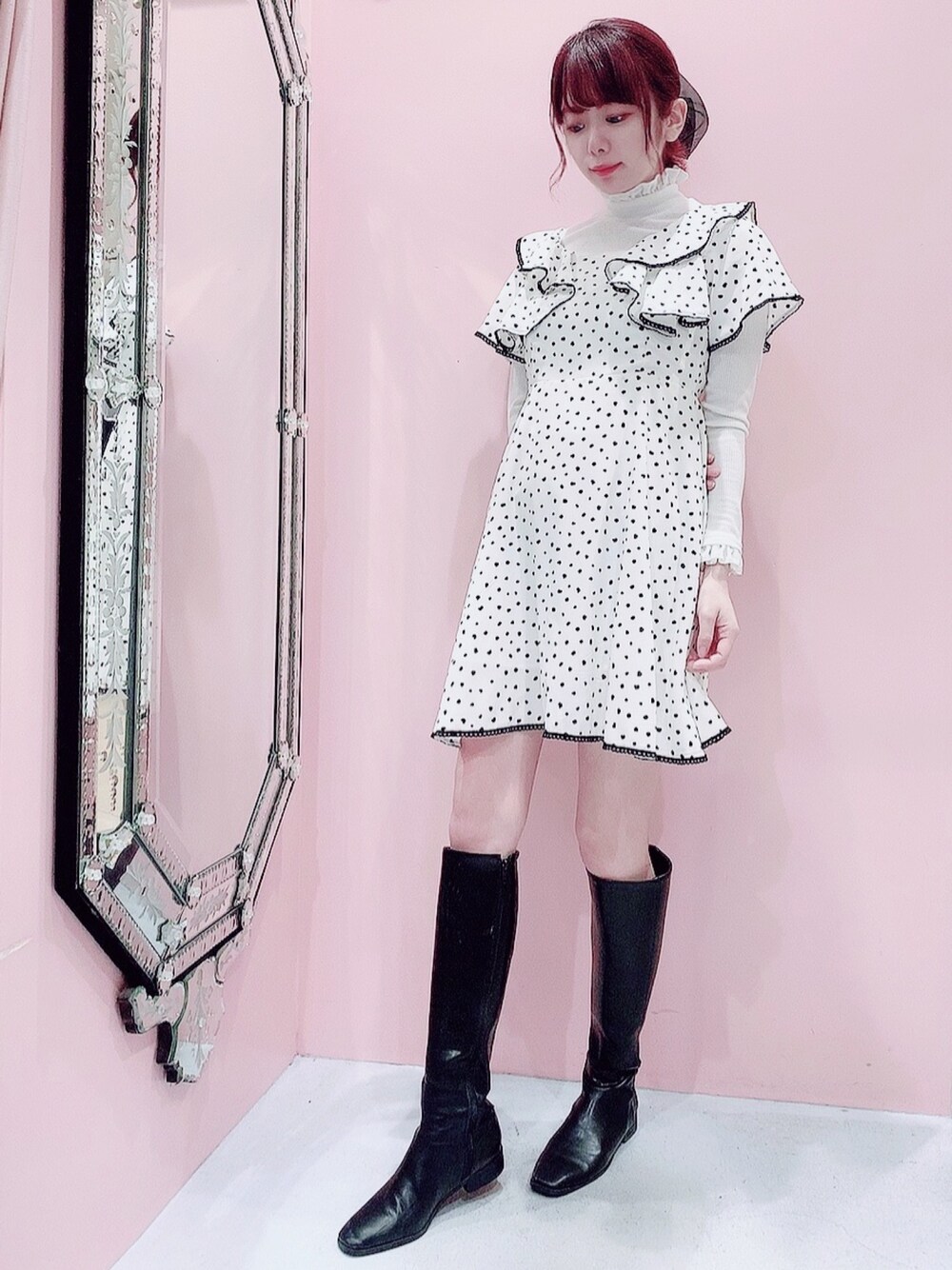 「lilLilly、リルリリー、LILICIOUS、ドット柄、ドットワンピ、ミニワンピ、ロングブーツ、タートルネックニット、リボンバレッタ、重ね着」｜「lilLillyのアニマルドットワンピース（ワンピース、ホワイト系）」を使った、mayuさん（レディース・160cm）の春コーディネートの1枚目の写真