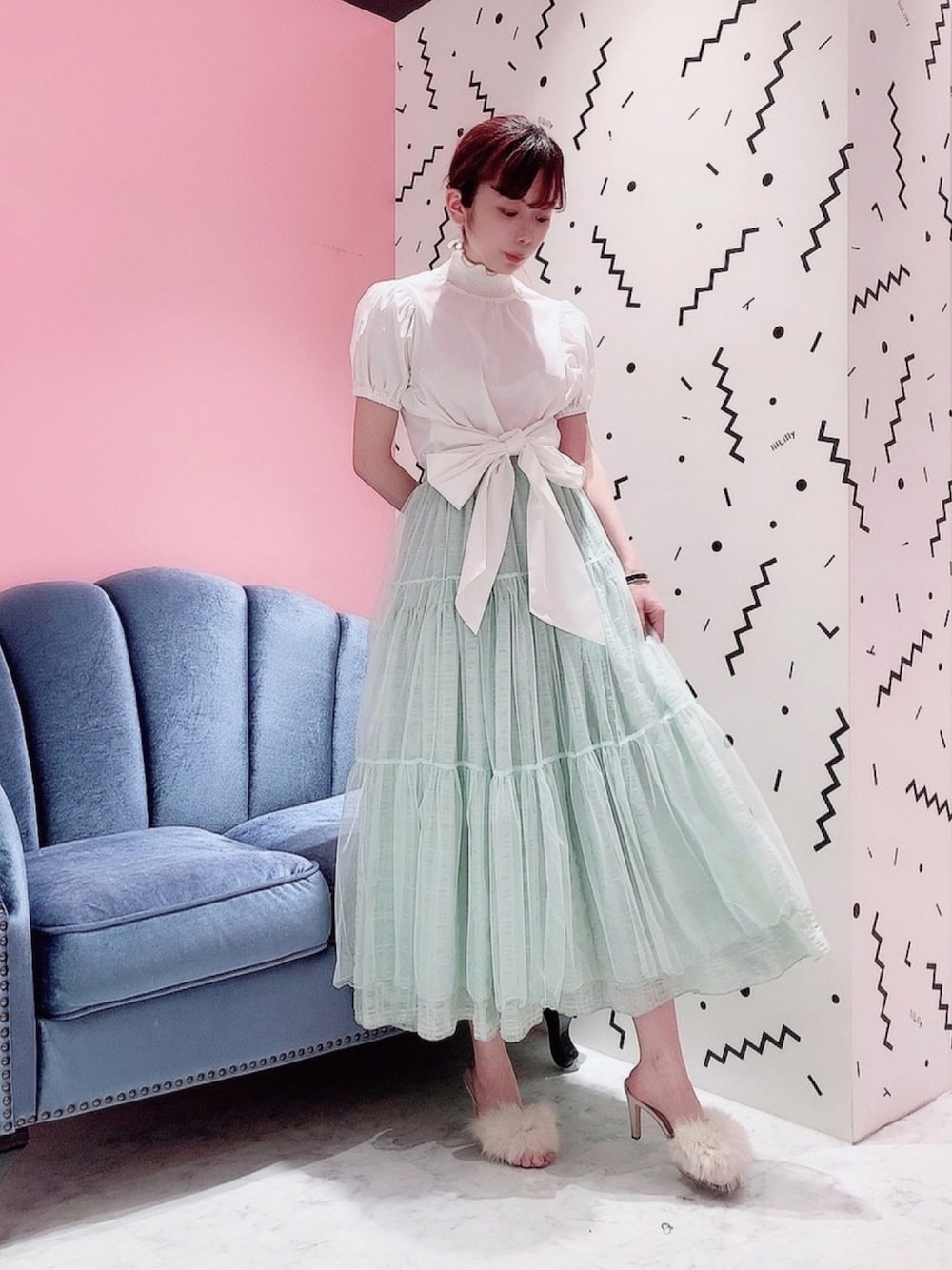 「pain、lilLilly、リルリリー、mint、チュールスカート、マキシスカート、ティアードスカート、白ブラウス、２WAYトップス、パフスリーブ」｜「PAINのティアードロングスカート（スカート、グリーン系）」を使った、mayuさん（レディース・160cm）の春コーディネートの1枚目の写真