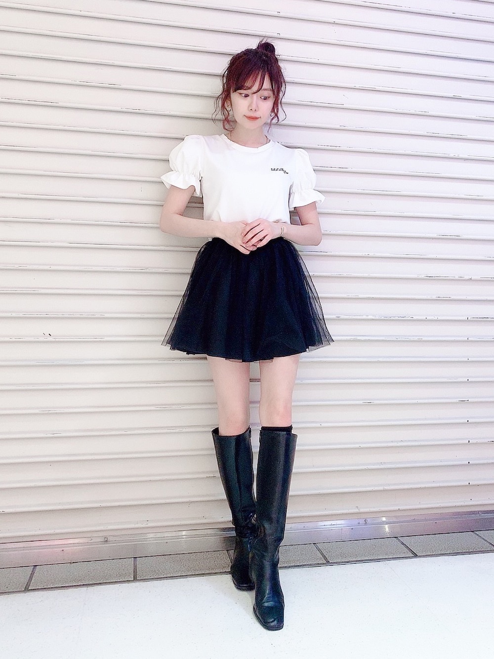 「lilLilly、リルリリー、モノトーンコーデ、モノトーン、白Tシャツ、ロングブーツ、パフスリーブ、ミニスカート、チュールスカート」｜「lilLillyのロゴパフスリーブトップス（Tシャツ/カットソー、ホワイト系）」を使った、mayuさん（レディース・160cm）の春コーディネートの1枚目の写真