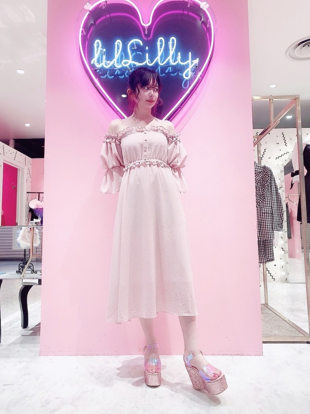 「lilLilly、リルリリー、オフショルワンピース、ロングワンピース、ピンクワンピース、オフショルダー、夏コーデ」｜「lilLillyのロングオフショルドレス（ワンピース、ピンク系）」を使った、mayuさん（レディース・160cm）の春コーディネートの1枚目の写真