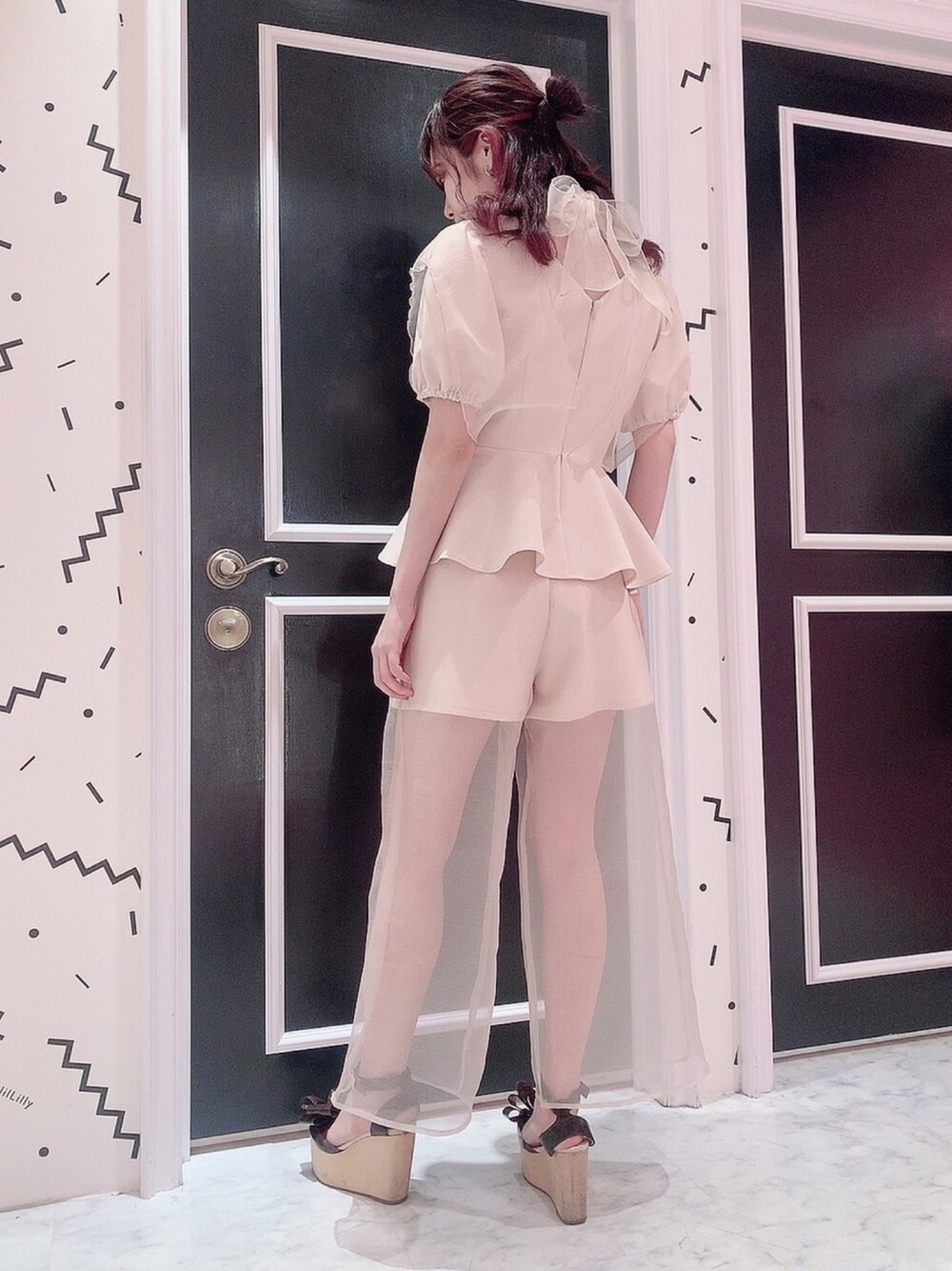 「lilLilly、リルリリー、セットアップ、ベージュ、オーガンジー、ワントーンコーデ、beige、バックリボン、ワイドパンツ、透け感」｜「lilLillyのバックリボンオーガンジートップス（シャツ/ブラウス、ベージュ系）」を使った、mayuさん（レディース・160cm）の春コーディネートの1枚目の写真