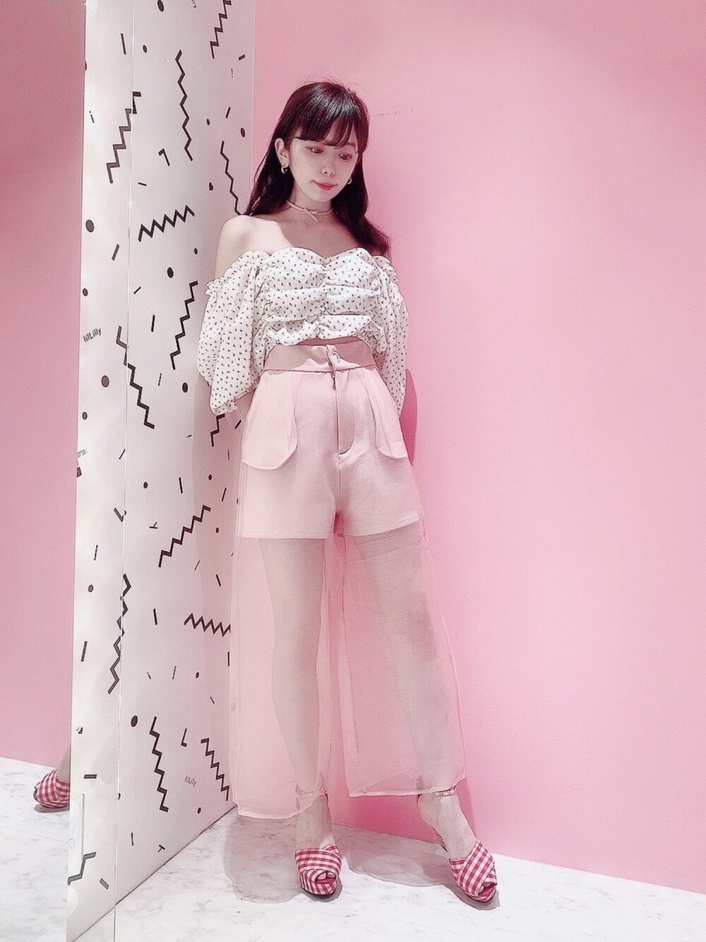「lilLilly、リルリリー、LILICIOUS、リリシャス、pain、花柄、花柄ブラウス、フラワープリント、オーガンジー、ワイドパンツ」｜「PAINのコットンフラワー2wayブラウス（シャツ/ブラウス、レッド系）」を使った、mayuさん（レディース・160cm）の春コーディネートの1枚目の写真