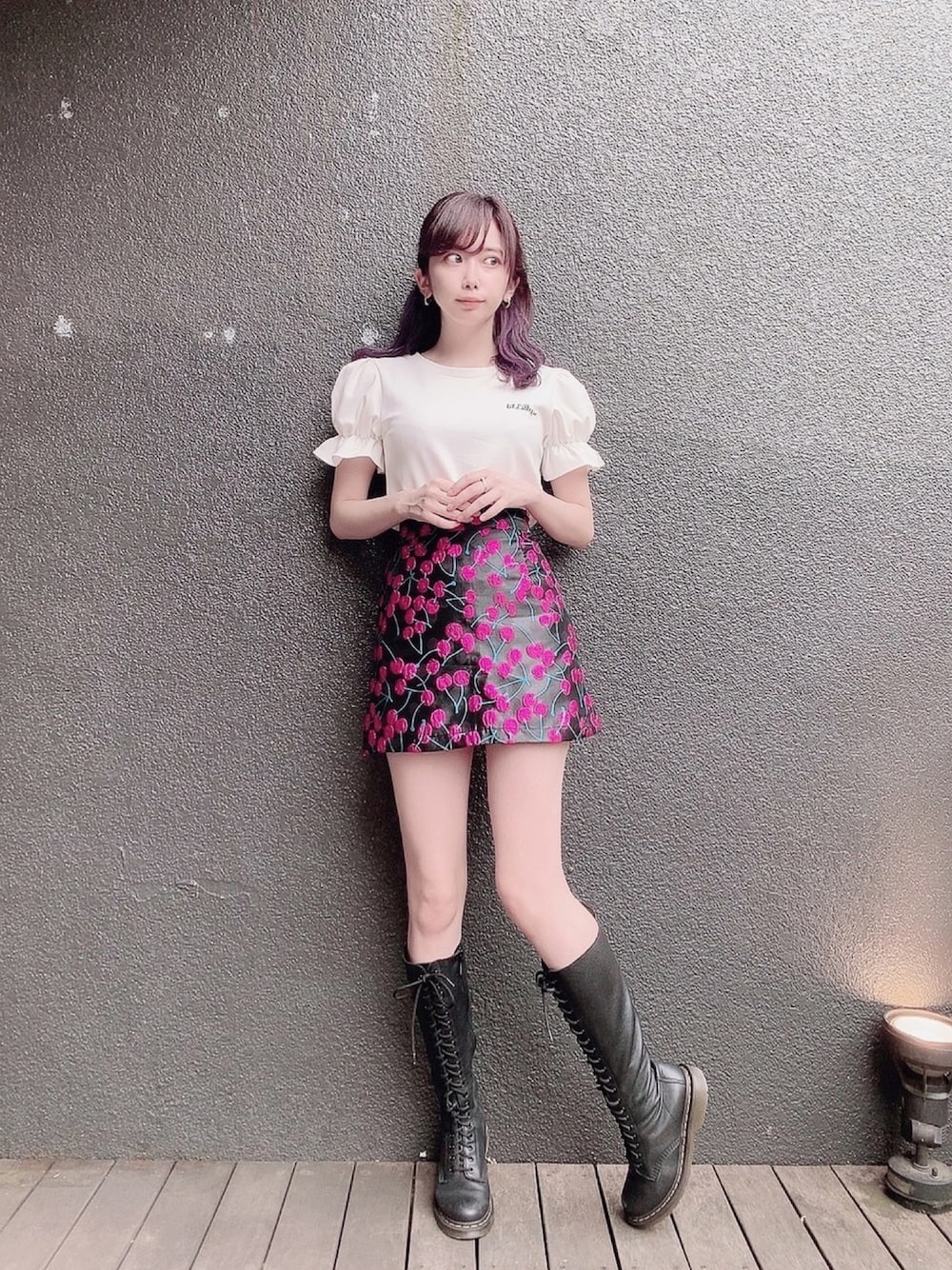 「lilLilly、リルリリー、白Tシャツ、パフスリーブ、チェリー柄、ジャガード、ミニスカート、タイトスカート、girly、Dr.Martens」｜「lilLillyのロゴパフスリーブトップス（Tシャツ/カットソー、ホワイト系）」を使った、mayuさん（レディース・160cm）の春コーディネートの1枚目の写真