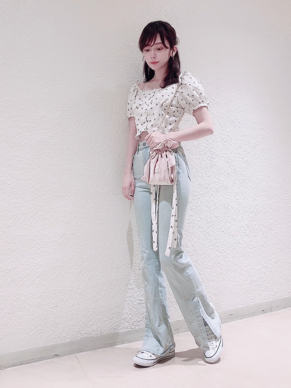 「lilLilly、リルリリー、philly、コラボ、花柄ブラウス、デニムパンツ、ライトブルーデニム、ベロアバッグ、ミニバッグ、フラワープリント」｜「lilLillyのmini rose print  tops（シャツ/ブラウス、ホワイト系）」を使った、mayuさん（レディース・160cm）の夏コーディネートの1枚目の写真