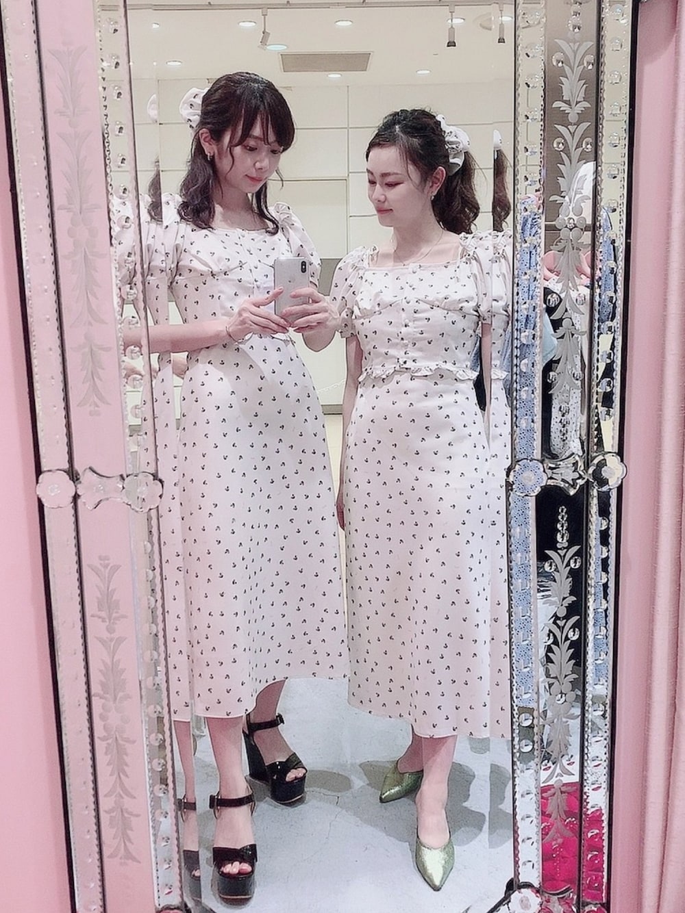 「lilLilly、リルリリー、philly、お揃いコーデ、花柄、セットアップ、キャミドレス、フラワープリント、コラボ、ホワイト」｜「lilLillyのmini rose print  tops（シャツ/ブラウス、ホワイト系）」を使った、mayuさん（レディース・160cm）の夏コーディネートの1枚目の写真