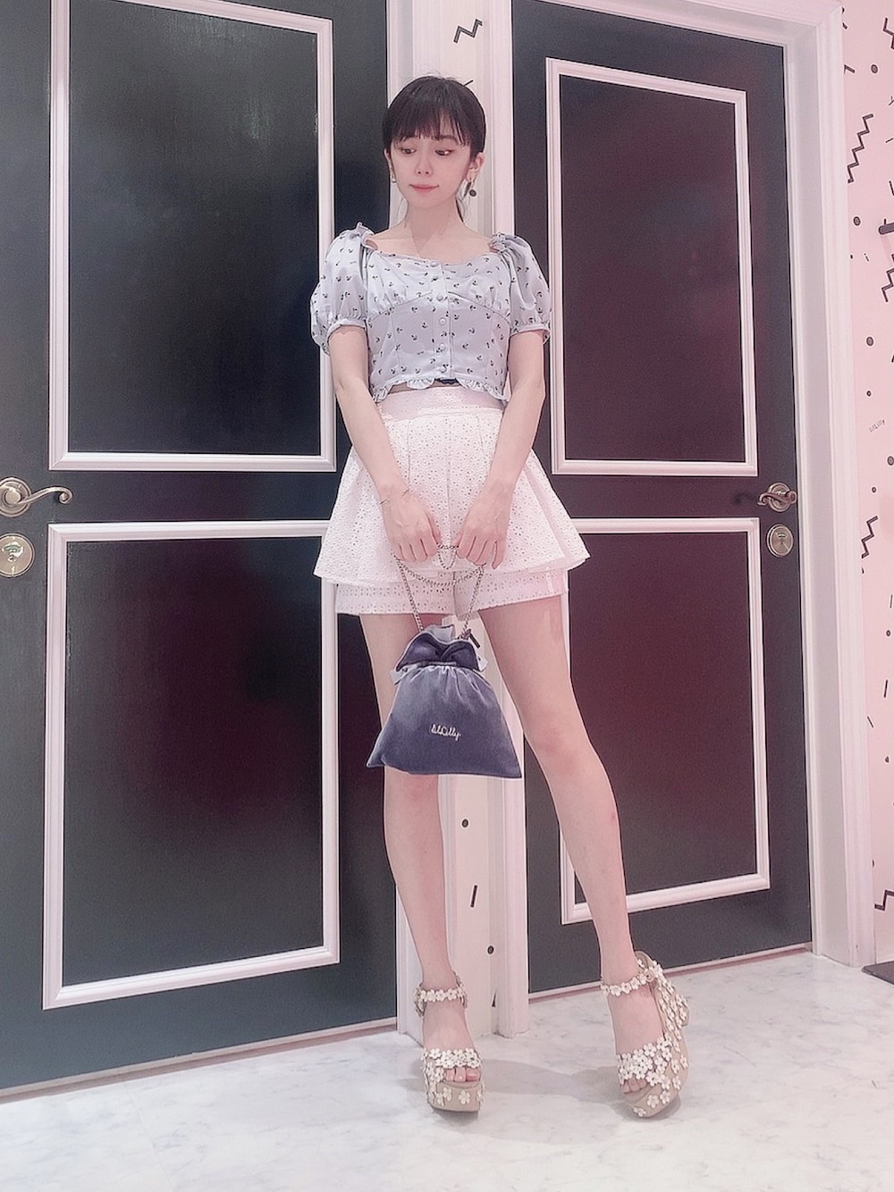 「lilLilly、リルリリー、pain、philly、コラボ、花柄、花柄トップス、ショートパンツ、コットンレース、blue」｜「lilLillyのmini rose print  tops（シャツ/ブラウス、ブルー系）」を使った、mayuさん（レディース・160cm）の夏コーディネートの1枚目の写真