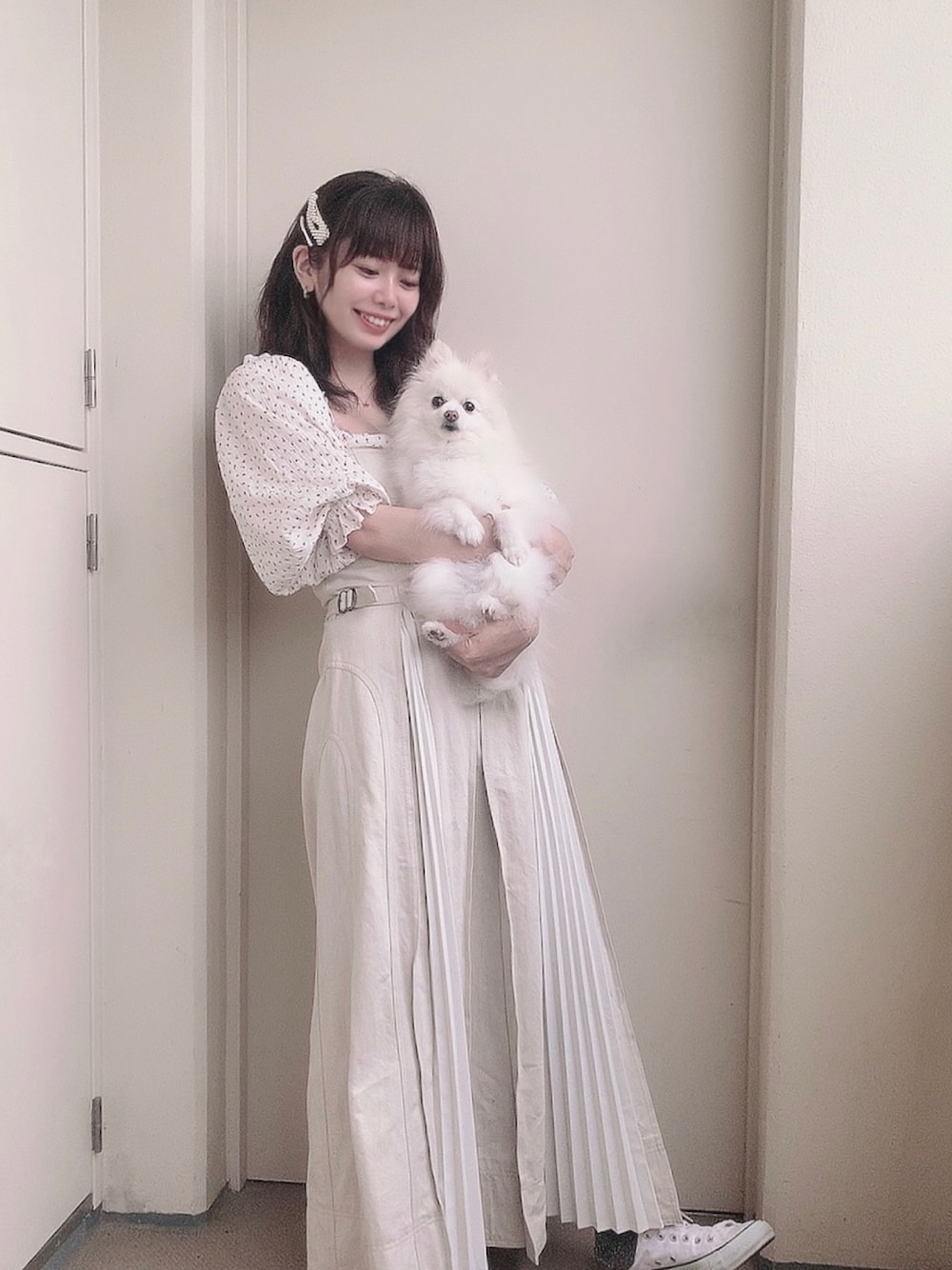 「lilLilly、リルリリー、pain、花柄、花柄ブラウス、デニムワンピース、ロングワンピース、散歩、マキシ丈ワンピース、ワントーンコーデ」｜「PAINのコットンフラワー2wayブラウス（シャツ/ブラウス、レッド系）」を使った、mayuさん（レディース・160cm）の夏コーディネートの1枚目の写真