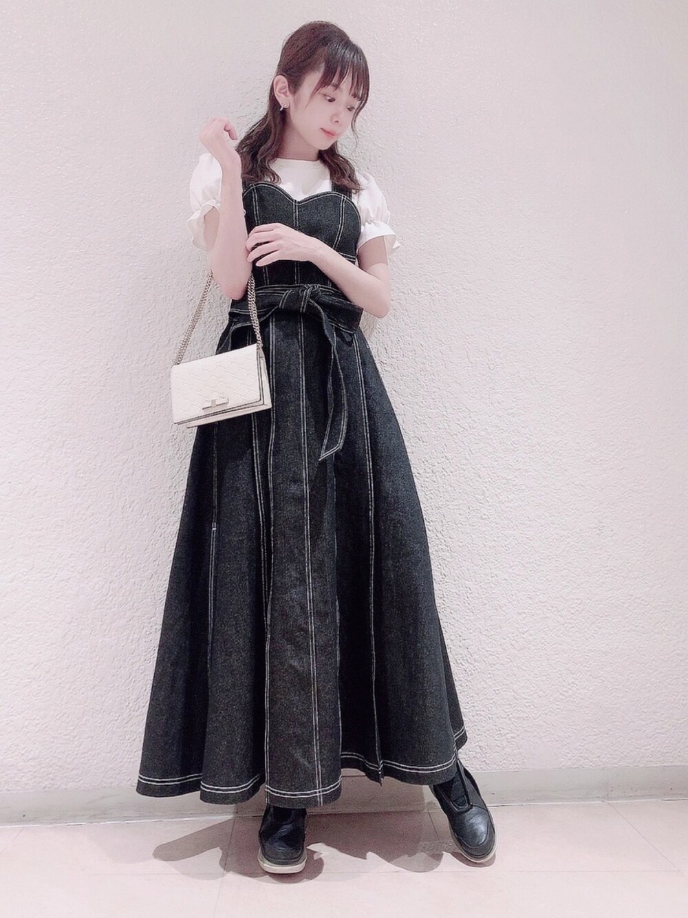 「lilLilly、リルリリー、デニム、デニムワンピース、ロングワンピース、サイドスリット、白Tシャツ、NIKE、パフスリーブ、ロング丈」｜「lilLillyのロゴパフスリーブトップス（Tシャツ/カットソー、ホワイト系）」を使った、mayuさん（レディース・160cm）の夏コーディネートの1枚目の写真