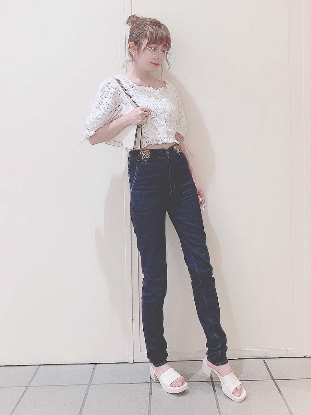 「lilLilly、リルリリー、pain、コットンレース、コットン、レーストップス、デニム、白サンダル、GUCCI、ラバーサンダル」｜「PAINのコットンレーストップス（シャツ/ブラウス、ホワイト系）」を使った、mayuさん（レディース・160cm）の夏コーディネートの1枚目の写真