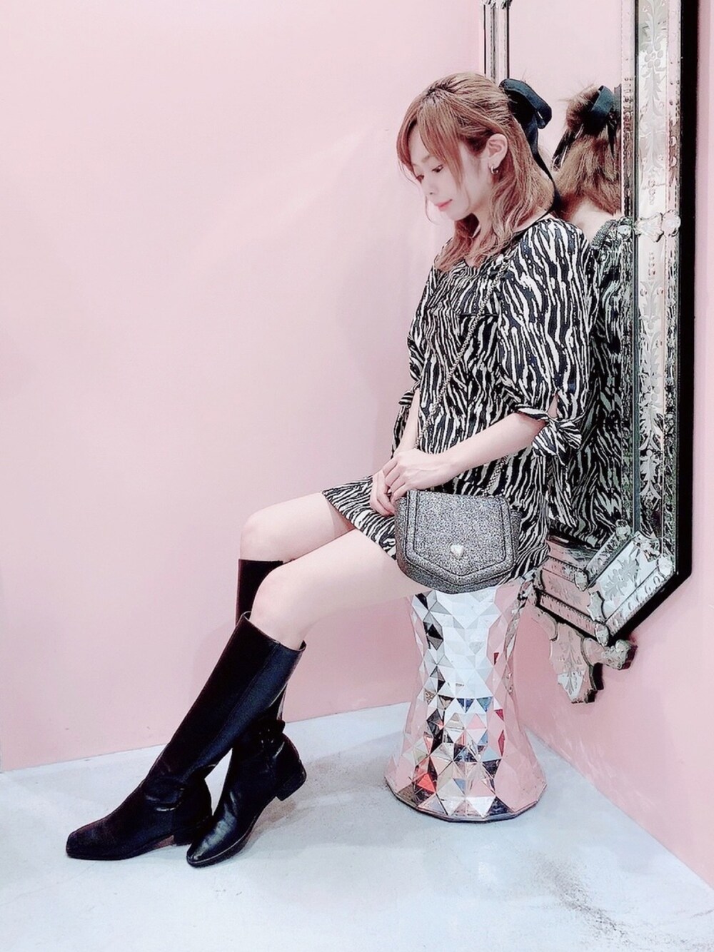 「lilLilly、リルリリー、ゼブラ柄、ゼブラ、ミニ丈、ミニドレス、ロングブーツ、アニマル、黒ブーツ」｜「lilLillyのゼブラプリントミニドレス（ワンピース、ブラック系）」を使った、mayuさん（レディース・160cm）の夏コーディネートの1枚目の写真