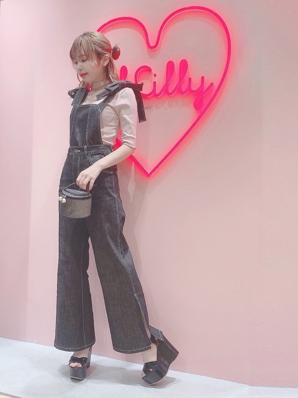「lilLilly、リルリリー、デニム、オールインワン、デニムオールインワン、フレアパンツ、スクエアネック(ネック)、チョーカートップス、リブトップス、バニティバッグ」｜「lilLillyのスクエアチョーカーリブトップス（Tシャツ/カットソー、ピンク系）」を使った、mayuさん（レディース・160cm）の秋コーディネートの1枚目の写真