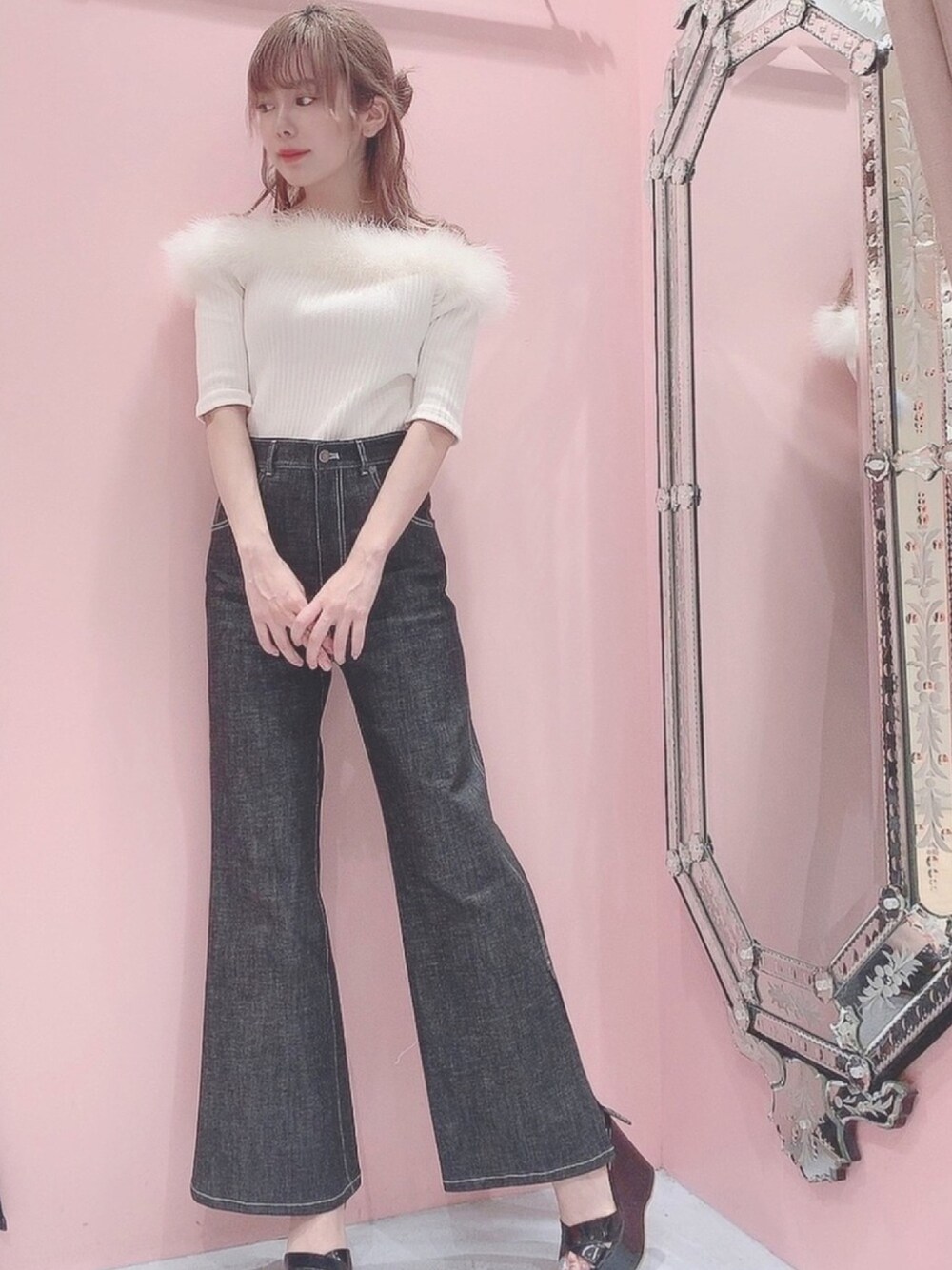 「lilLilly、リルリリー、オフショルダー、ファートップス、フェザー、リブトップス、デニムパンツ、ハイウエスト、オールインワン、ブラックデニム」｜「lilLillyの2WAYデニムオールインワン（サロペット/オーバーオール、ブラック系）」を使った、mayuさん（レディース・160cm）の秋コーディネートの1枚目の写真