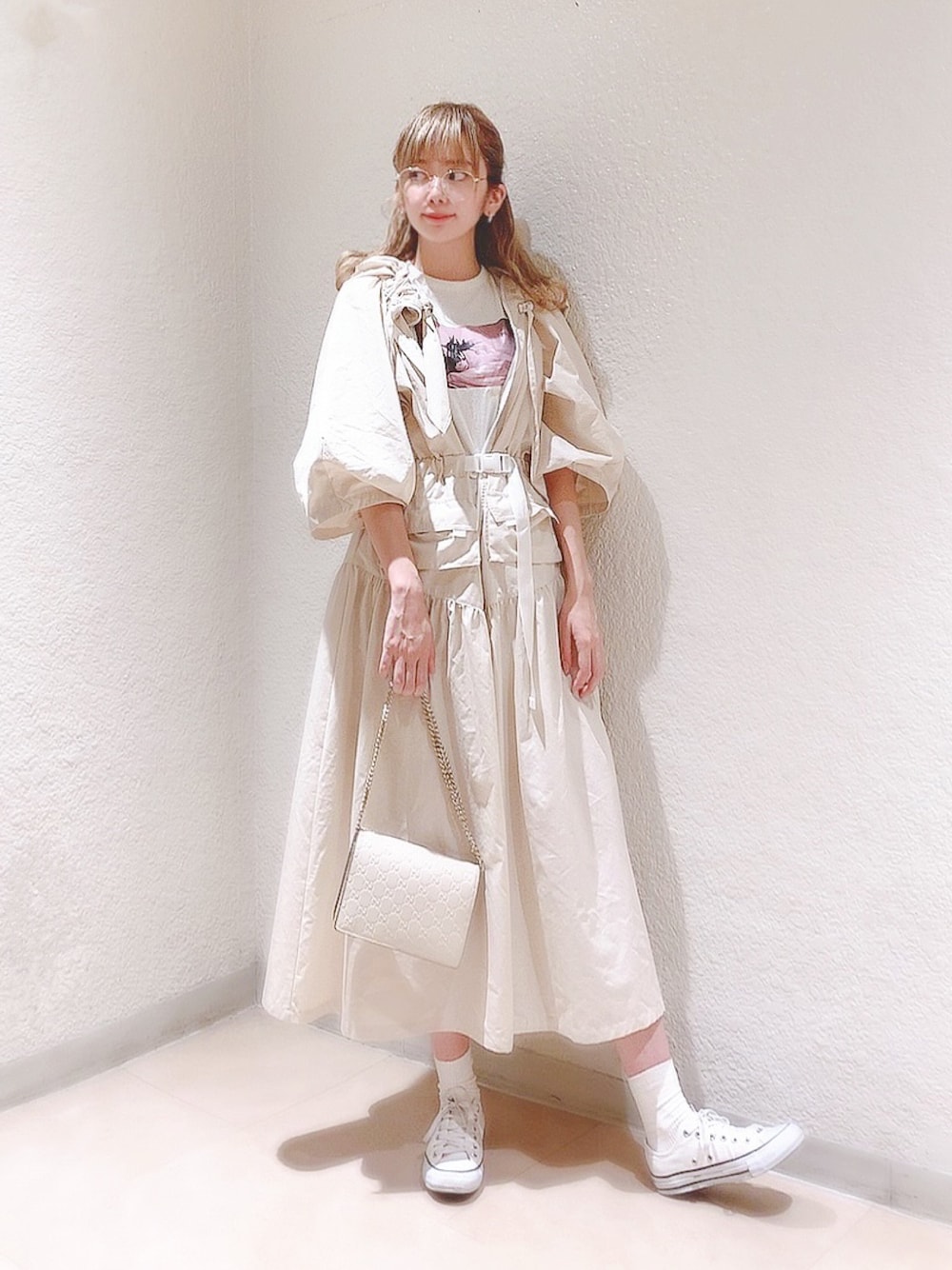 「lilLilly、リルリリー、ワントーンコーデ、ワントーンコーデ 白、converse、philly、ハイトーン、GUCCI、コラボ、白Tシャツ」｜「lilLillyのtulip print T-shirt（Tシャツ/カットソー、ホワイト系）」を使った、mayuさん（レディース・160cm）の秋コーディネートの1枚目の写真