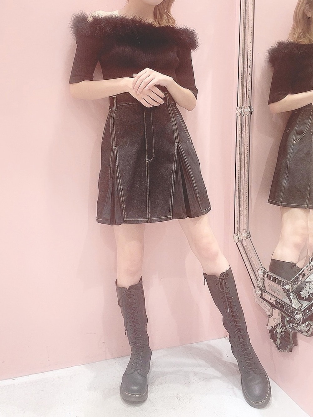 「lilLilly、リルリリー、ALLBLACK、オールブラック、black、ファートップス、デニムスカート、ミニスカート、デニムミニスカート、ロングブーツ」｜「lilLillyのオフショルファートップス（ニット/セーター、ブラック系）」を使った、mayuさん（レディース・160cm）の秋コーディネートの1枚目の写真