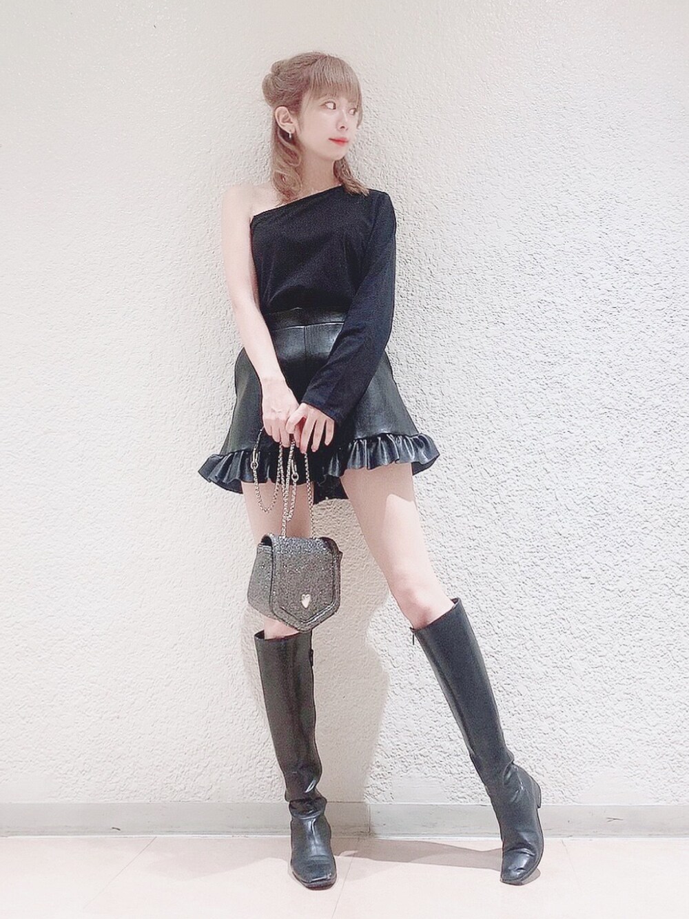「lilLilly、リルリリー、ALLBLACK、black、ワンショルダー、レザー、ショートパンツ、レザーパンツ、ロングブーツ、黒ブーツ」｜「lilLillyのレザーフリルショートパンツ（その他パンツ、ブラック系）」を使った、mayuさん（レディース・160cm）の秋コーディネートの1枚目の写真