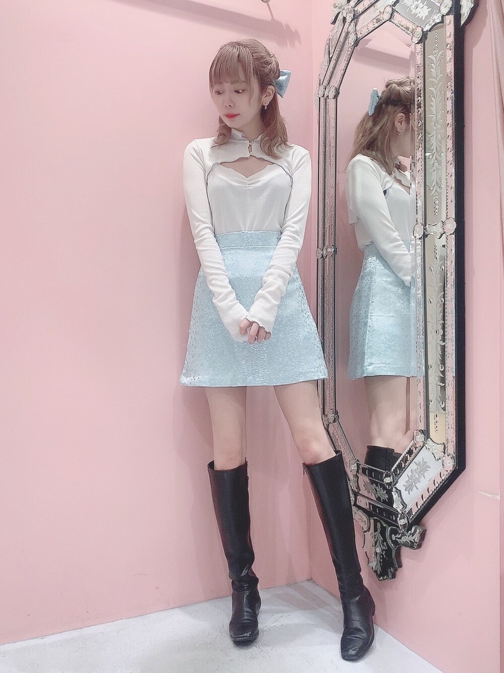 「lilLilly、リルリリー、ホワイト、リブトップス、リブ　、ジャガード、ミニスカート、水色、フラワー、花柄」｜「lilLillyの2wayリブトップス（long）（ニット/セーター、ホワイト系）」を使った、mayuさん（レディース・160cm）の秋コーディネートの1枚目の写真
