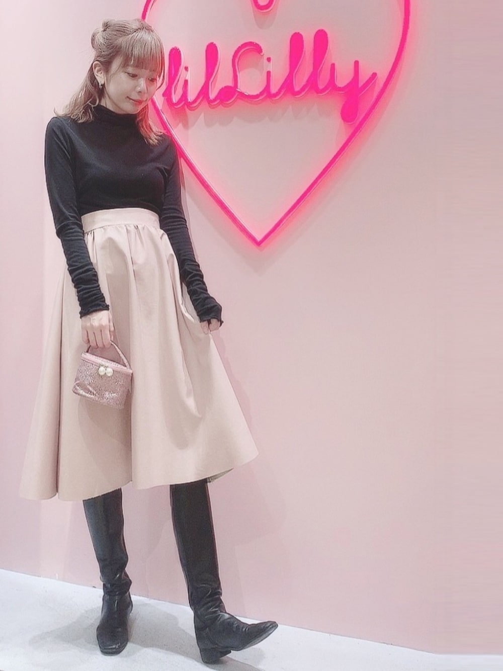「lilLilly、リルリリー、ロングスカート、レザースカート、ピンクスカート、黒タートルネック、シアートップス、ブーツ、ロングブーツ、バニティバッグ」｜「lilLillyのシースルーガータートップス（トップス、ブラック系）」を使った、mayuさん（レディース・160cm）の秋コーディネートの1枚目の写真