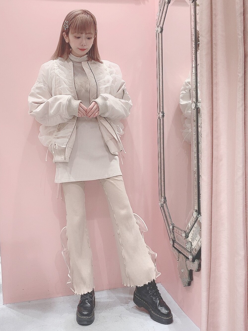 「lilLilly、リルリリー、beige、ベージュコーデ、ワントーンコーデ、MA-1、ギャザー、リブパンツ、ファー、ブルゾン」｜「lilLillyのレイヤードビックMA-1ジャケット（MA-1、ベージュ系）」を使った、mayuさん（レディース・160cm）の秋コーディネートの1枚目の写真