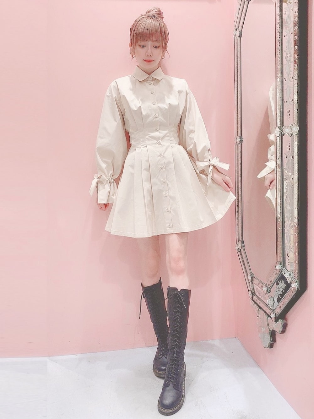「lilLilly、リルリリー、pain、シャツワンピ、シャツドレス、ワンピース、ロングブーツ、Dr.Martens、黒ブーツ」｜「PAINのタックフレアシャツドレス（ワンピース、ベージュ系）」を使った、mayuさん（レディース・160cm）の秋コーディネートの1枚目の写真