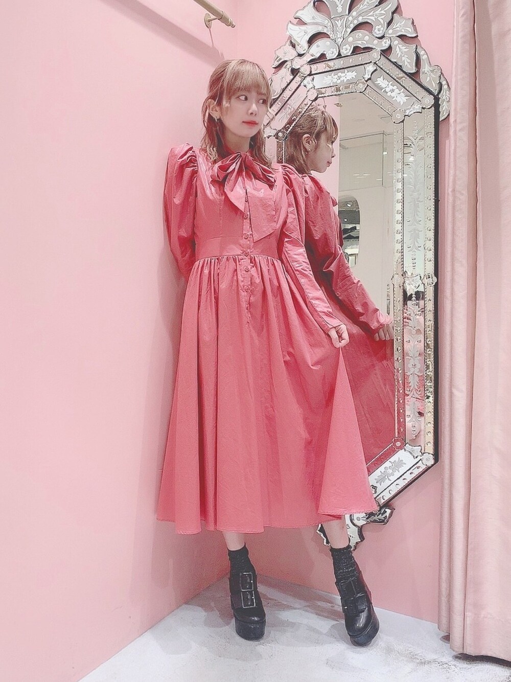 「lilLilly、リルリリー、ピンクワンピ、rose、結婚式、成人式、オケージョン、ワンピース、ボウタイワンピース、パワショル」｜「PAINのパワショルロングドレス（ワンピース、レッド系）」を使った、mayuさん（レディース・160cm）の秋コーディネートの1枚目の写真