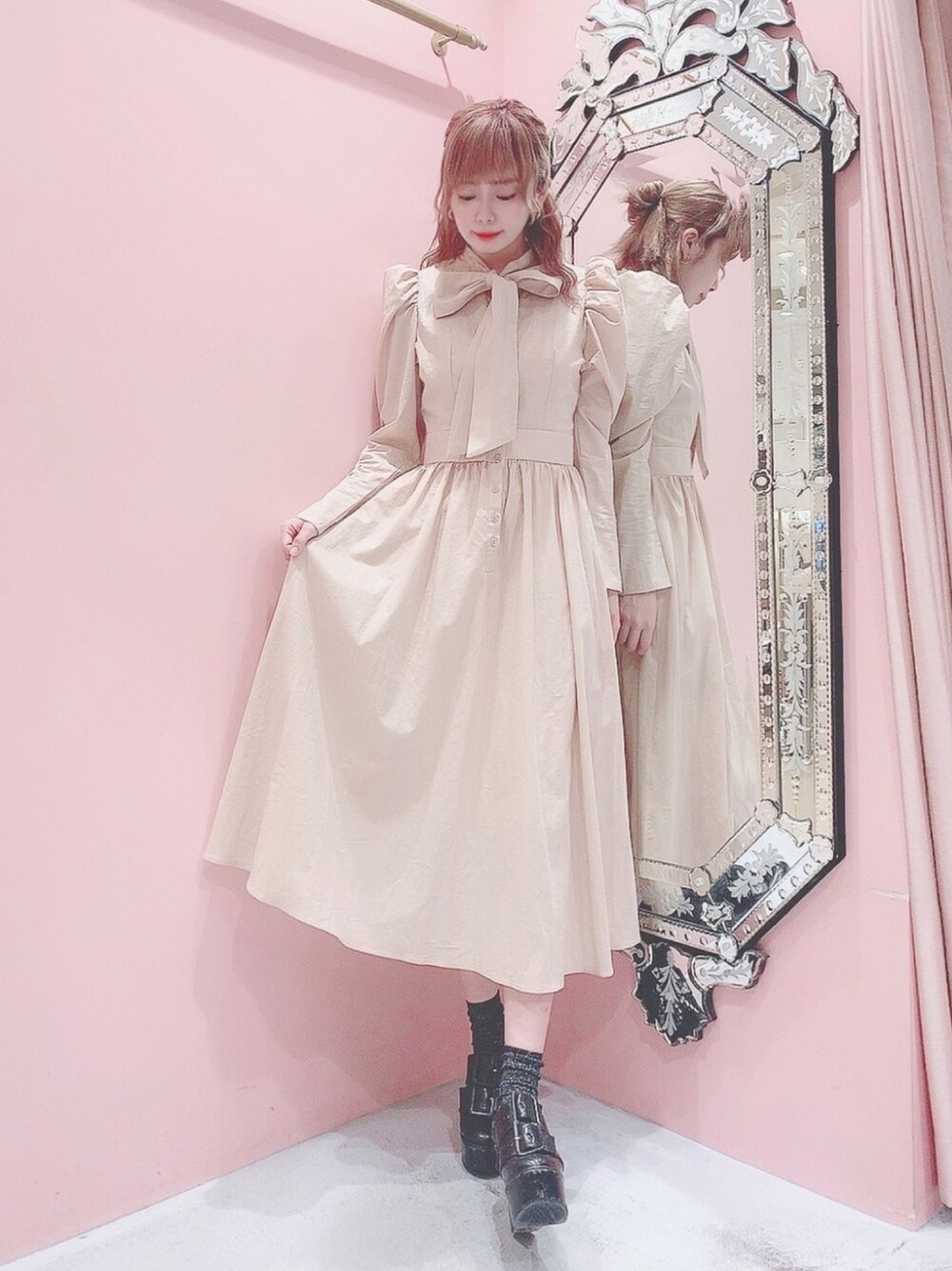 「lilLilly、リルリリー、パワショル、ロングドレス、ベージュ、ベージュワンピース、ロングワンピース、結婚式、成人式、オケージョン」｜「PAINのパワショルロングドレス（ワンピース、ベージュ系）」を使った、mayuさん（レディース・160cm）の秋コーディネートの1枚目の写真