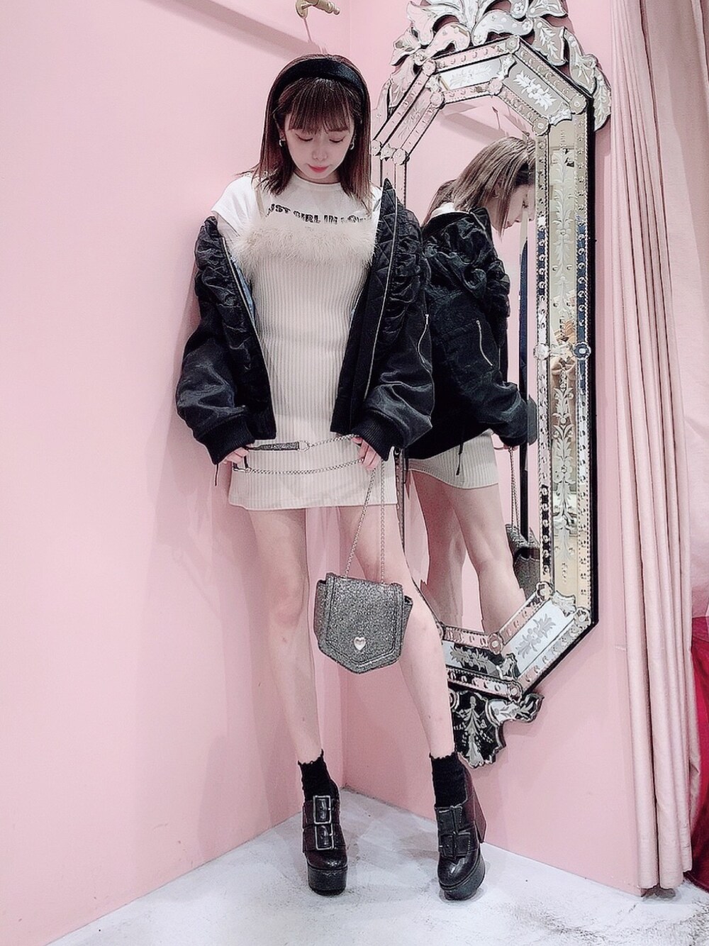 「lilLilly、リルリリー、キャミワンピ、MA-1、ブラックアウター、グリッター、カチューシャ、ファー、beige」｜「lilLillyの【予約】フェザーファーキャミドレス（ワンピース、ベージュ系）」を使った、mayuさん（レディース・160cm）の秋コーディネートの1枚目の写真