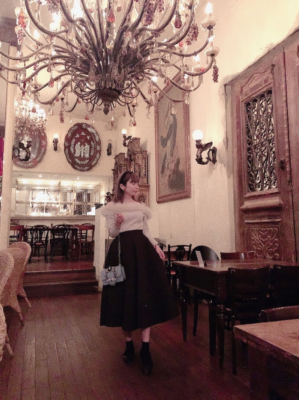 「lilLilly、リルリリー、ファートップス、オフショル、フレアスカート、ベージュ、MIUMIU、カフェ」｜「lilLillyのオフショルファートップス（ニット/セーター、ベージュ系）」を使った、mayuさん（レディース・160cm）の秋コーディネートの1枚目の写真