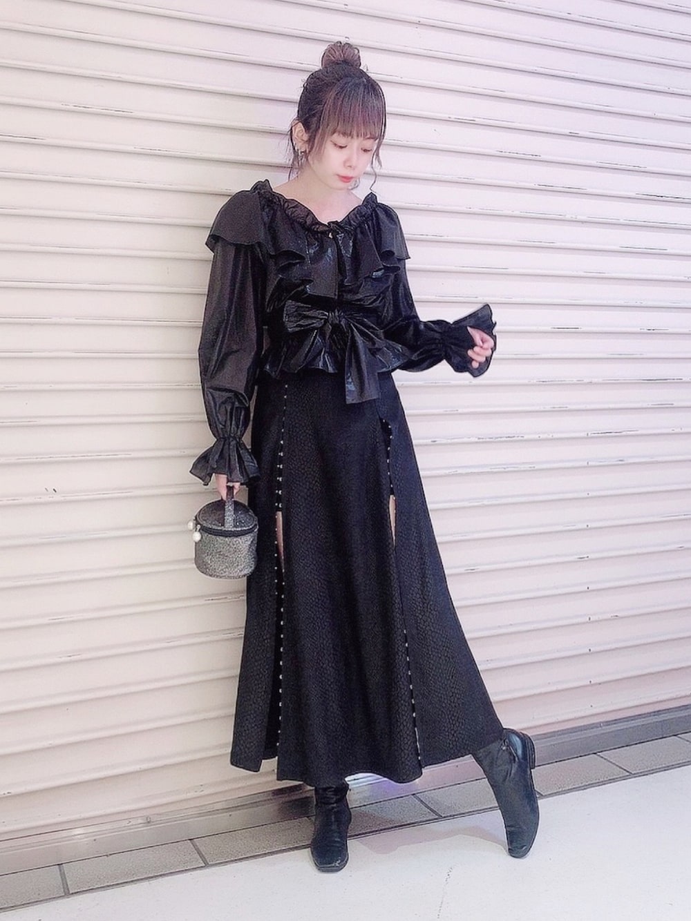 「ブラウス、ALLBLACK、lilLilly、リルリリー、pain、ブラックブラウス、黒、バニティバッグ、ロングブーツ」｜「PAINのビッグフリルブラウス（Tシャツ/カットソー、ブラック系）」を使った、mayuさん（レディース・160cm）の秋コーディネートの1枚目の写真
