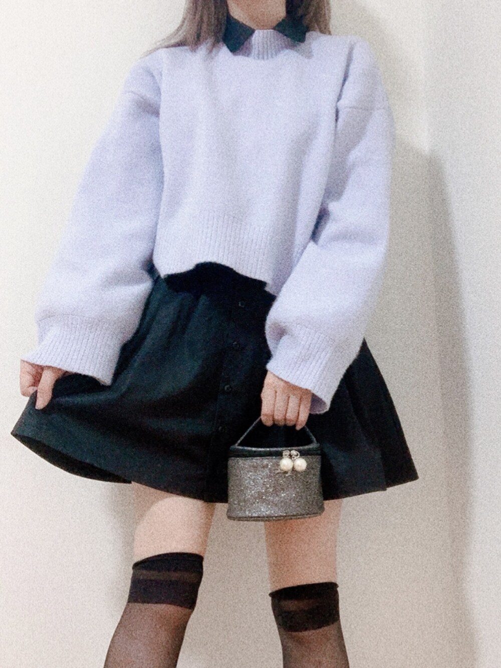 「lilLilly、リルリリー、シャツワンピ、レイヤードスタイル、ニットレイヤード、ブルーニット、バニティバッグ、レイヤードコーデ、きまわしコーデ」｜「PAINのタックフレアシャツドレス（ワンピース、ブラック系）」を使った、mayuさん（レディース・160cm）の冬コーディネートの1枚目の写真