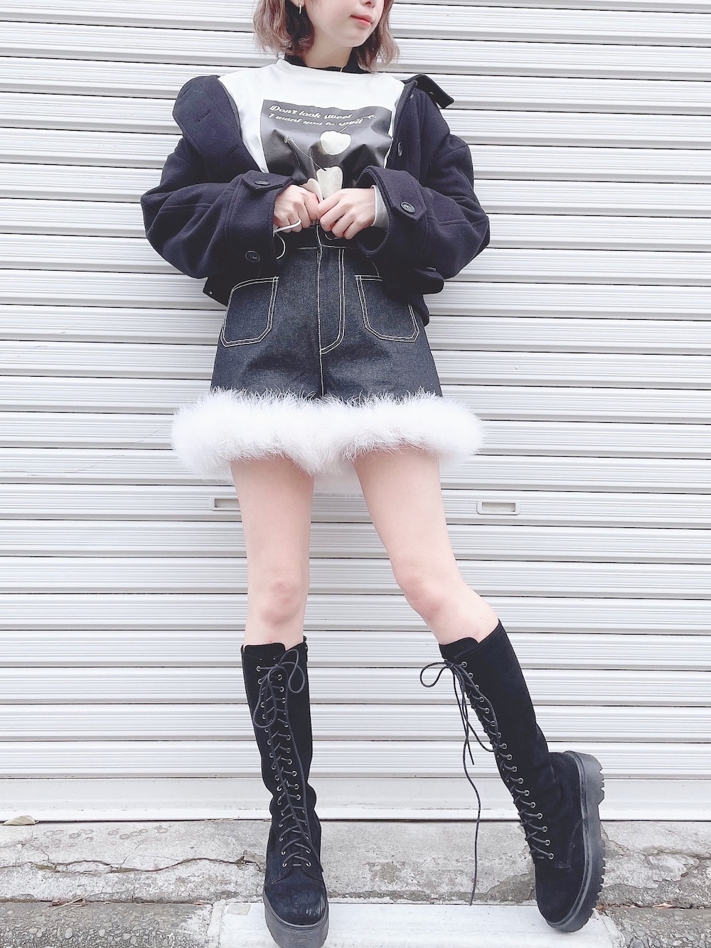 「lilLilly、リルリリー、モノトーン、ジャケット、ショートパンツ、ロングブーツ、レースアップブーツ、ロンT、デニム、黒ジャケット」｜「lilLillyのフロントオープンウールジャケット（その他アウター、ブラック系）」を使った、mayuさん（レディース・160cm）の冬コーディネートの1枚目の写真