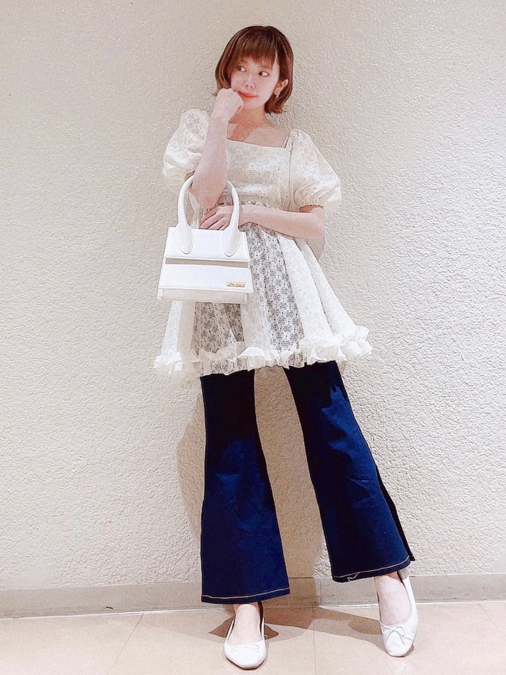 「pain、チュニック、チュニックワンピ、レースワンピース、デニムパンツ、バレエシューズ、レース、白レース、lilLilly、リルリリー」｜「lilLillyのフレアデニムサロペット（サロペット/オーバーオール、ブルー系）」を使った、mayuさん（レディース・160cm）の冬コーディネートの1枚目の写真