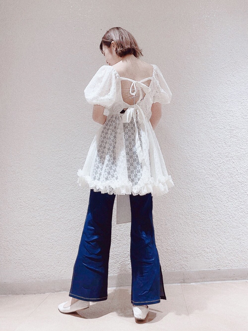 「lilLilly、リルリリー、pain、チュニック、チュニックワンピ、レース、レースワンピース、総レース、フレアデニム、バレエシューズ」｜「PAINのレースパフチュニック（チュニック、ホワイト系）」を使った、mayuさん（レディース・160cm）の冬コーディネートの1枚目の写真