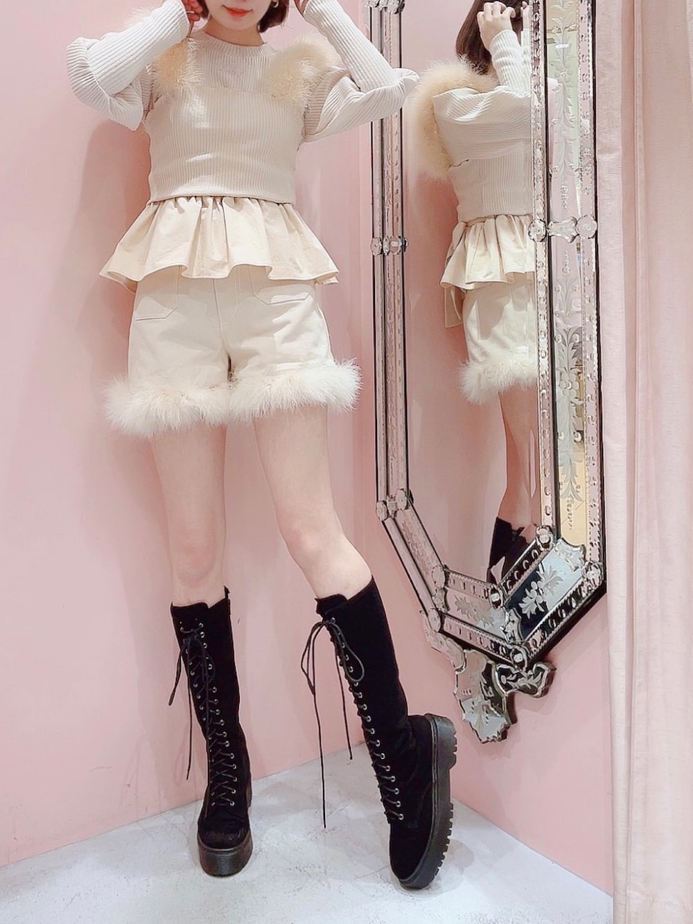 「lilLilly、リルリリー、レイヤードスタイル、ファー、キャミソール重ね着、ドッキングトップス、ショートパンツ、ワントーンコーデ、beige、ロングブーツ」｜「lilLillyのフェザーファーキャミトップス（キャミソール、ベージュ系）」を使った、mayuさん（レディース・160cm）の冬コーディネートの1枚目の写真