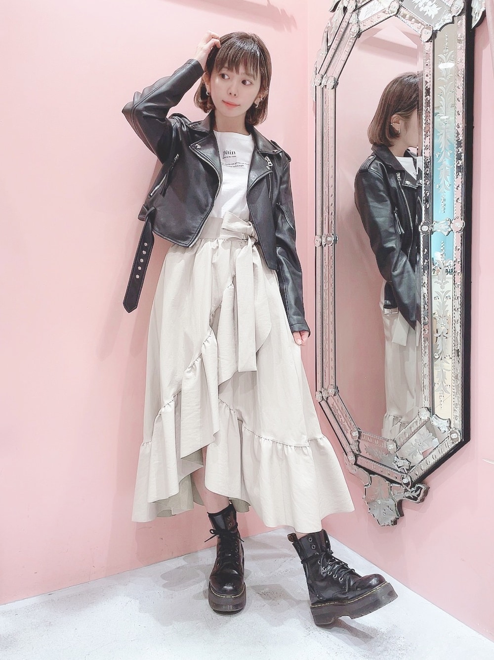 「lilLilly、リルリリー、レザースカート、ロングスカート、ライダース、Dr.Martens、8ホール、ライダースジャケット、beige、黒ブーツ」｜「PAINのアイテム（トップス、ホワイト系）」を使った、mayuさん（レディース・160cm）の冬コーディネートの1枚目の写真