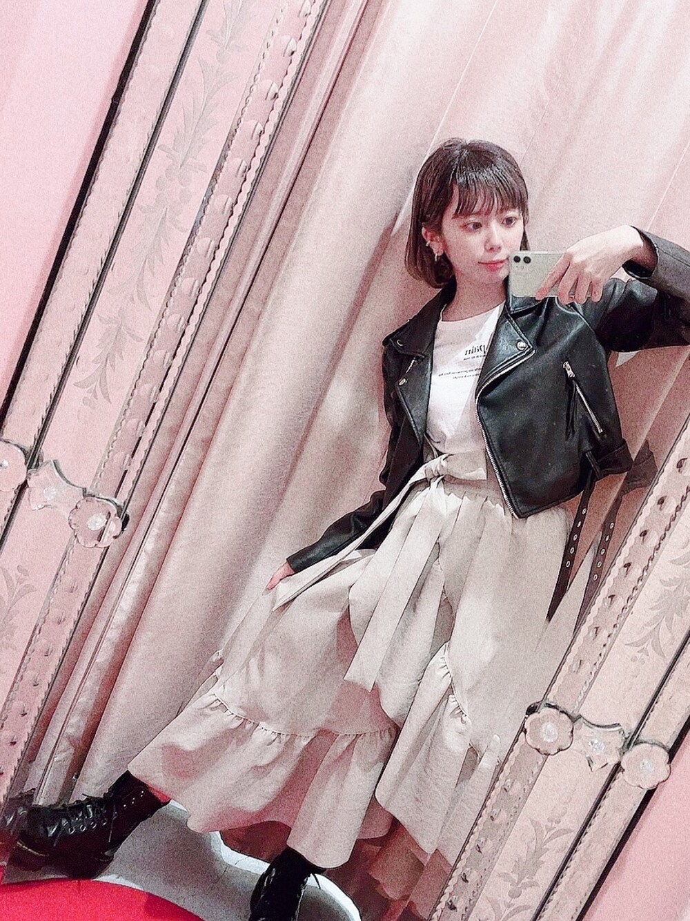 「lilLilly、リルリリー、レザースカート、ロングスカート、ベージュ、8ホール、ロングスカートコーデ、ライダース、はるコーデ」｜「PAINのアイテム（トップス、ホワイト系）」を使った、mayuさん（レディース・160cm）の冬コーディネートの1枚目の写真